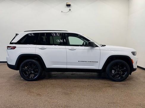 Used 2023 Jeep Grand Cherokee Limited w/ Black Appearance Package AWD/4WD image 8