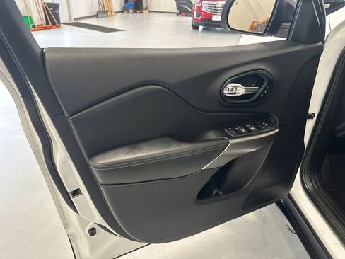 Used 2022 Jeep Cherokee Limited AWD/4WD image 29