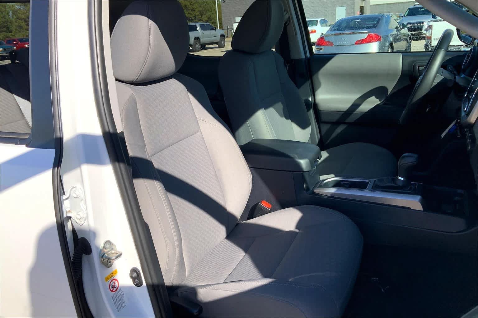 Used 2020 Toyota Tacoma SR5 AWD/4WD image 7