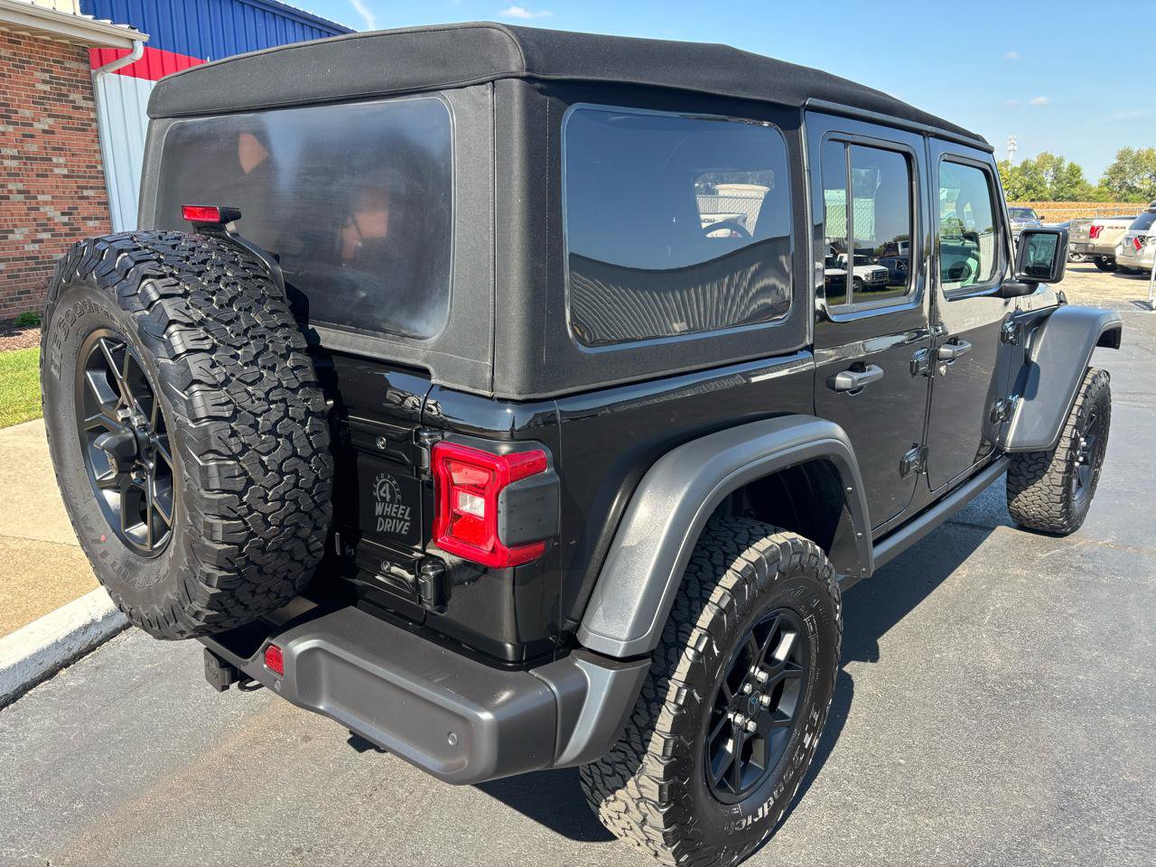 Used 2024 Jeep Wrangler Unlimited AWD/4WD image 3