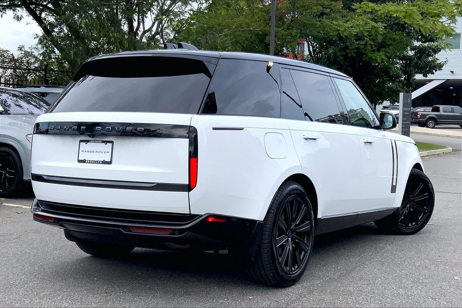 Certified 2026 Land Rover Range Rover Long Wheelbase SE AWD/4WD image 12