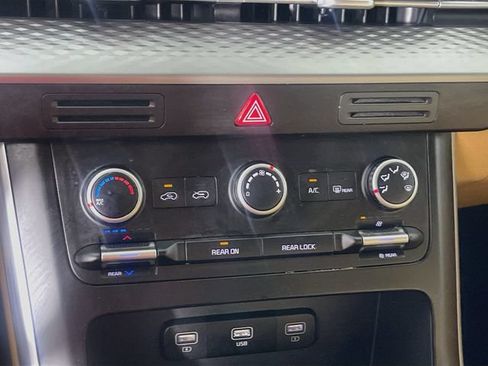 Used 2023 Kia Carnival LX FWD image 16