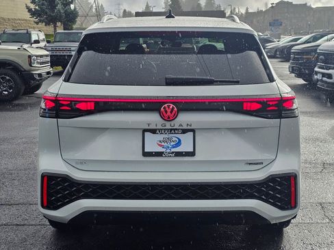 Used 2025 Volkswagen Tiguan SEL R-Line image 6