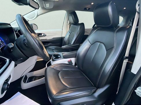 Used 2023 Chrysler Pacifica Touring-L FWD image 15