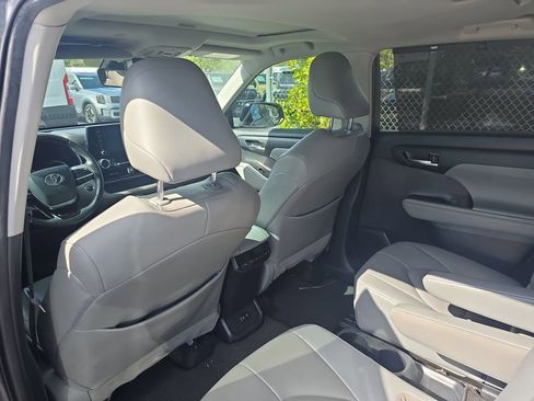 Used 2020 Toyota Highlander XLE image 13