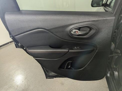 Used 2022 Jeep Cherokee Trailhawk image 16