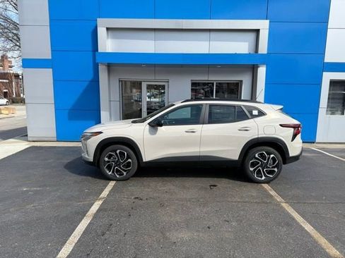 New 2026 Chevrolet Trax RS w/ Sunroof Package image 5