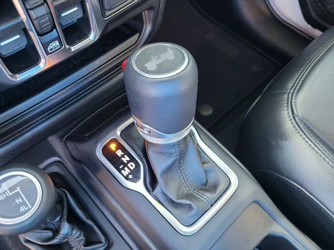 Used 2022 Jeep Wrangler Unlimited Sahara AWD/4WD image 16