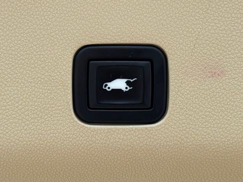 Used 2021 Cadillac Escalade Premium Luxury AWD/4WD image 36