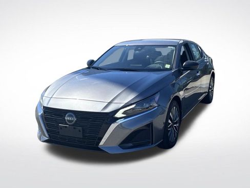 Used 2024 Nissan Altima 2.5 SV AWD/4WD image 3
