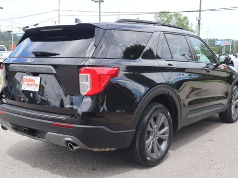 Used 2022 Ford Explorer XLT w/ Equipment Group 202A AWD/4WD image 7