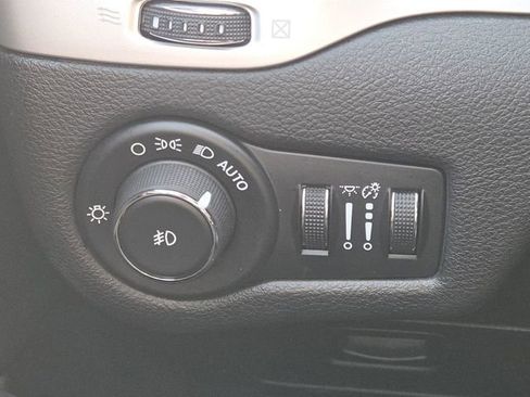 Used 2015 Jeep Cherokee Limited image 12