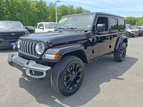 Used 2025 Jeep Wrangler Unlimited Sahara w/ Safety Group AWD/4WD image 3