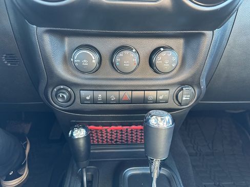 Used 2017 Jeep Wrangler Unlimited Rubicon image 5