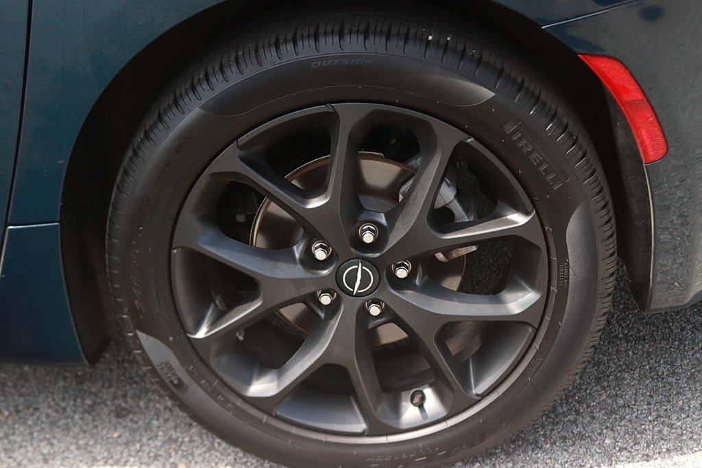 Used 2025 Chrysler Pacifica Limited FWD image 9