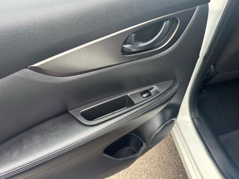 Used 2021 Nissan Rogue Sport S image 39