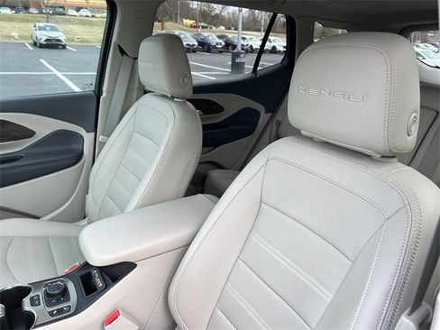 Used 2022 GMC Terrain Denali w/ Black Diamond Edition image 9