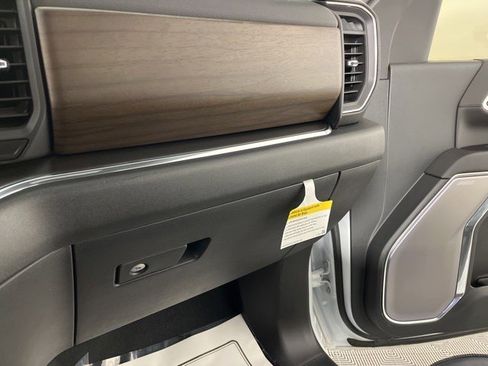 Used 2024 Chevrolet Silverado 2500 High Country w/ High Country Premium Package image 32