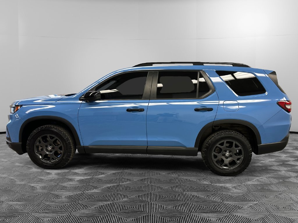 Used 2025 Honda Pilot TrailSport image 2