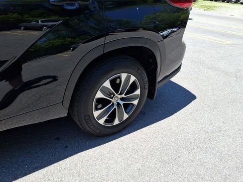 Used 2023 Toyota Highlander XLE AWD/4WD image 5