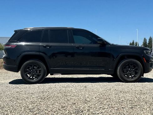 Used 2024 Jeep Grand Cherokee Altitude RWD image 9
