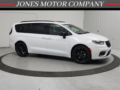 New 2026 Chrysler Pacifica Limited w/ S Appearance Package image 1