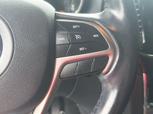 Used 2021 Jeep Grand Cherokee Laredo X AWD/4WD image 11