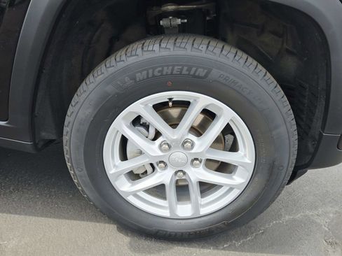 Used 2025 Jeep Grand Cherokee Laredo X RWD image 18