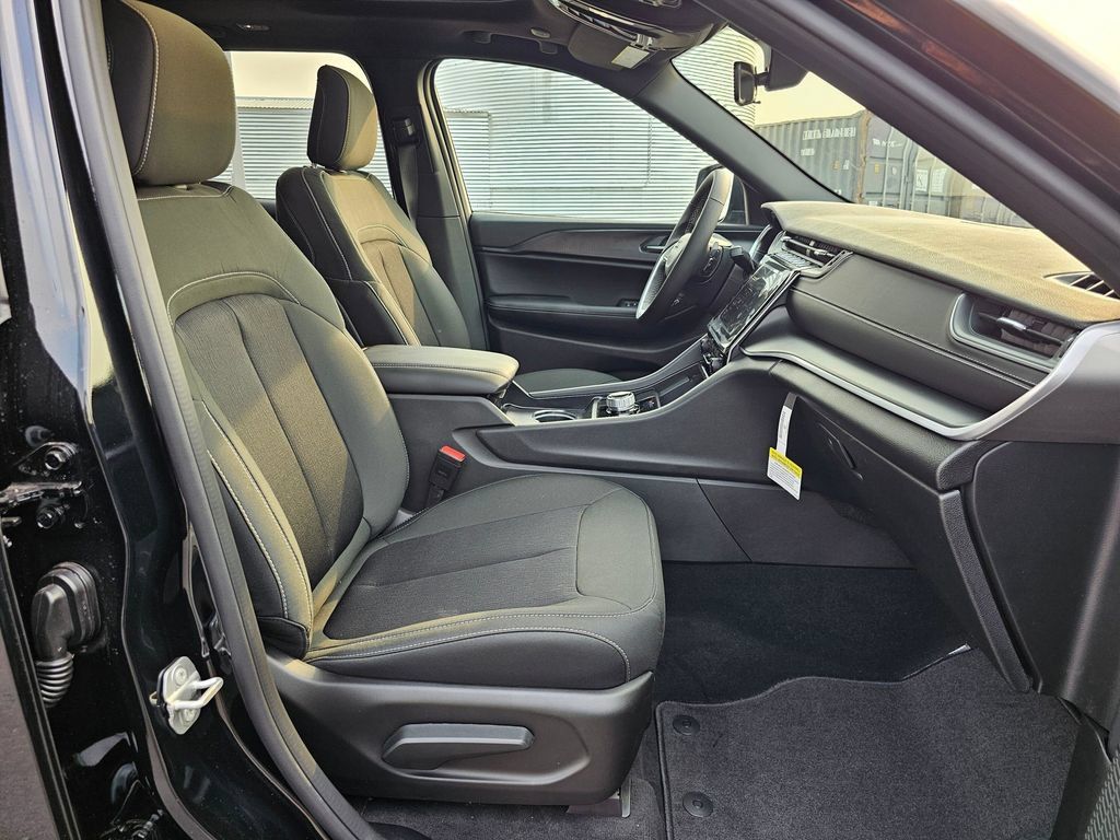 New 2025 Jeep Grand Cherokee Laredo X w/ Luxury Tech Group I AWD/4WD image 15