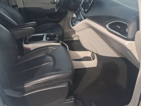 Used 2024 Chrysler Pacifica Touring-L FWD image 6