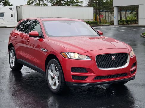 Used 2017 Jaguar F-PACE Premium image 5