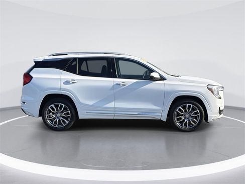 Used 2022 GMC Terrain Denali w/ Denali Premium Package image 3