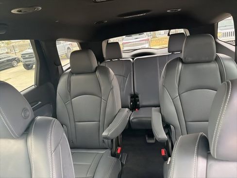 Used 2023 Buick Enclave Essence image 13