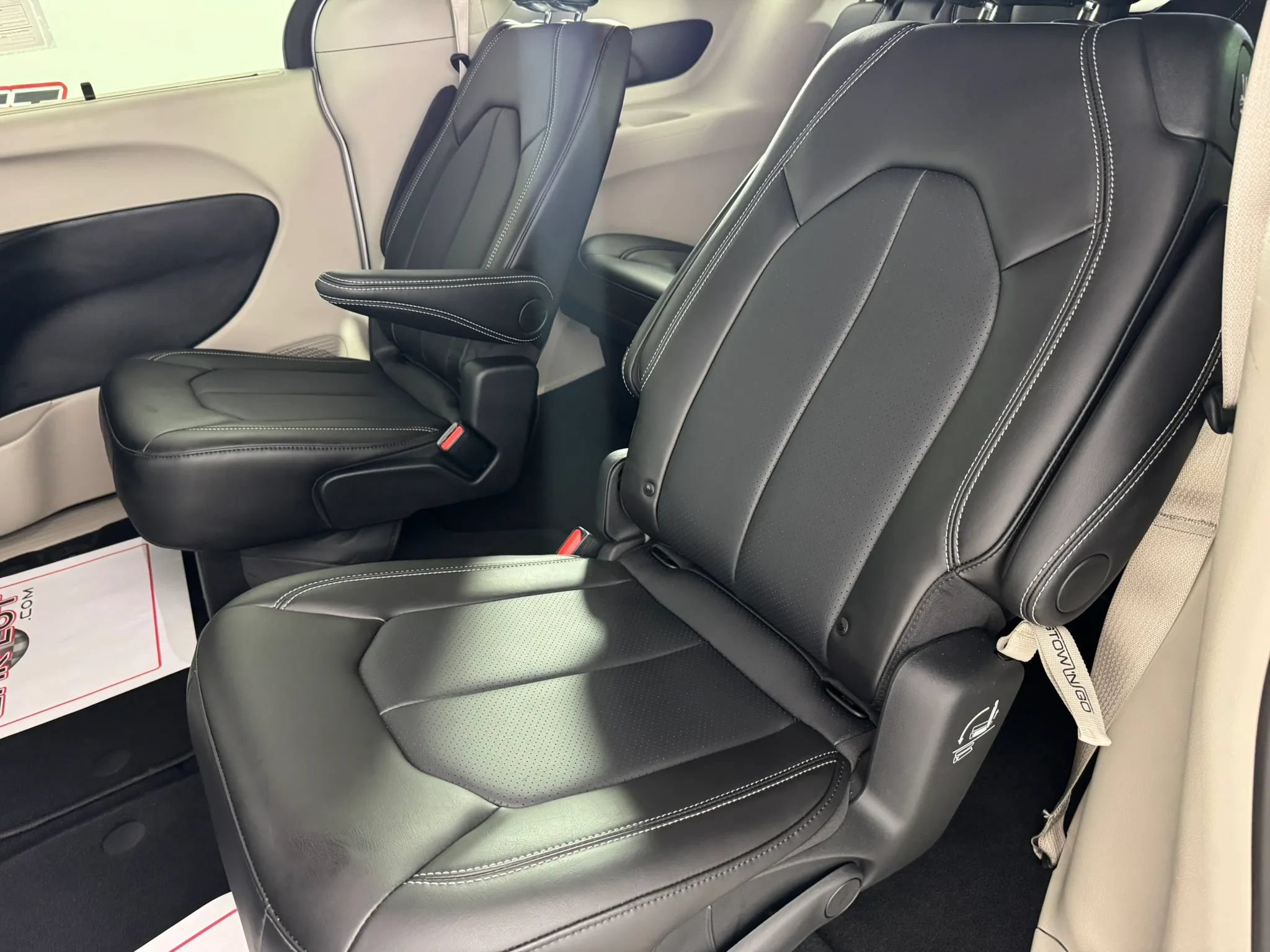 Used 2024 Chrysler Pacifica Touring-L AWD/4WD image 35