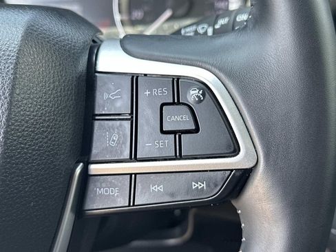 Used 2024 Toyota Highlander XLE AWD/4WD image 29