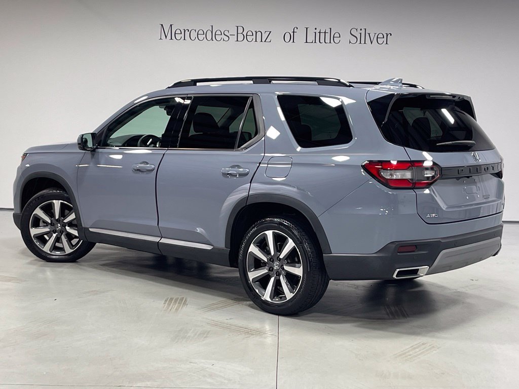 Used 2025 Honda Pilot Touring image 3