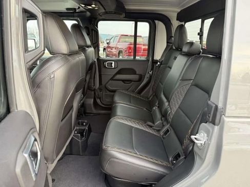 Used 2023 Jeep Gladiator Overland image 12