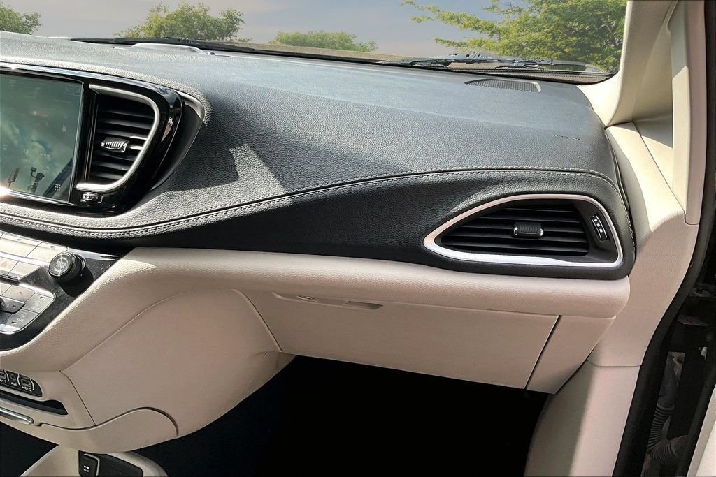 Used 2023 Chrysler Pacifica Touring-L FWD image 17