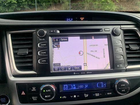 Used 2019 Toyota Highlander XLE FWD image 19