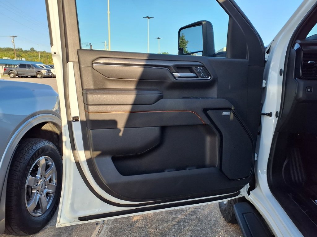 Used 2025 GMC Sierra 2500 AT4 w/ AT4 Premium Plus Package AWD/4WD image 16