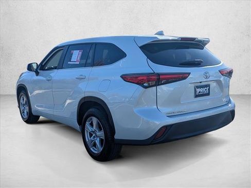Used 2023 Toyota Highlander LE image 8