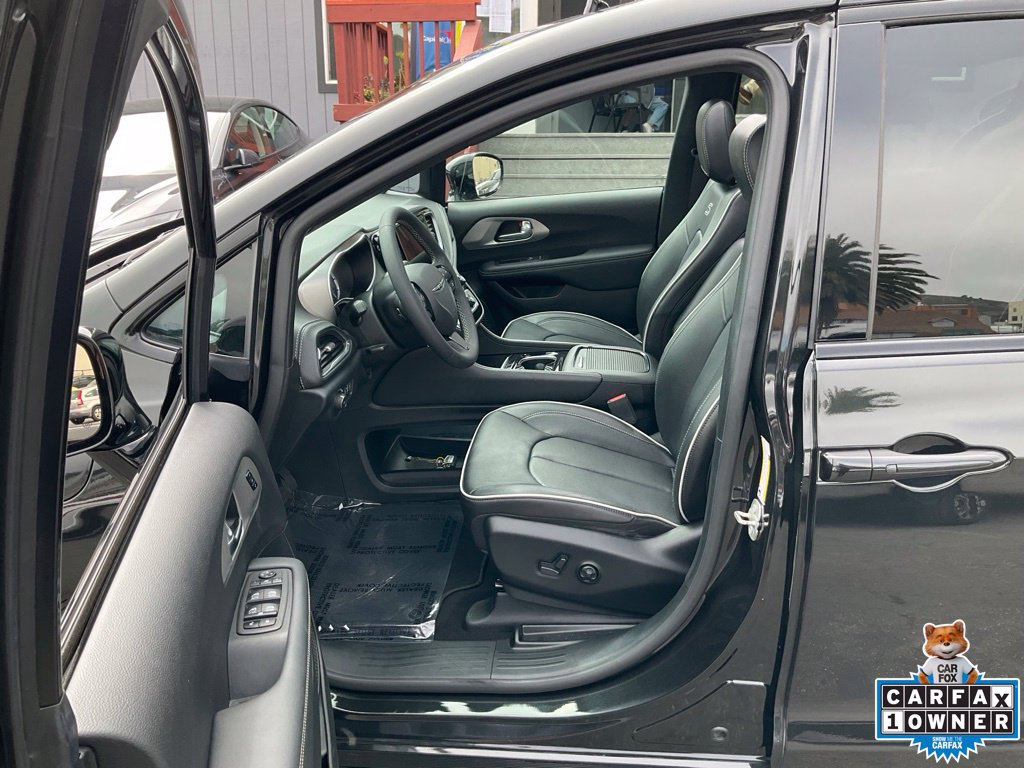 Used 2023 Chrysler Pacifica Limited w/ Uconnect Theater Family Group FWD image 15