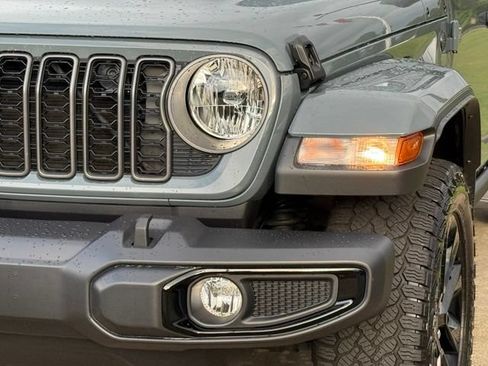 Used 2025 Jeep Gladiator Sport AWD/4WD image 11