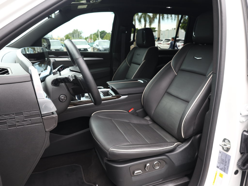 Used 2025 Cadillac Escalade ESV Premium Luxury w/ LPO, Floor Liner Package AWD/4WD image 19