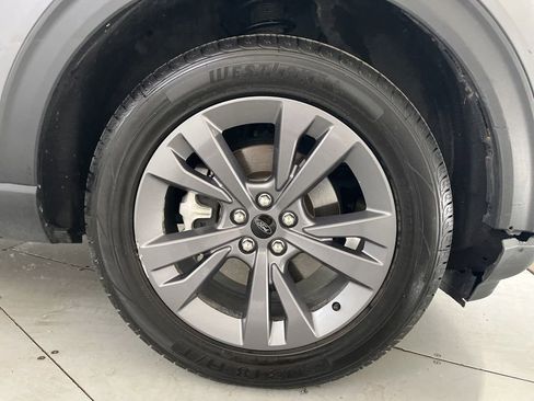 Used 2023 Ford Explorer XLT w/ Equipment Group 202A AWD/4WD image 17