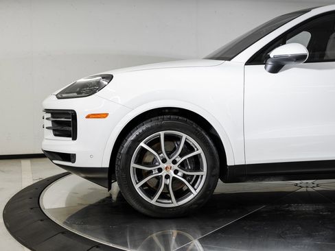 Certified 2025 Porsche Cayenne image 11
