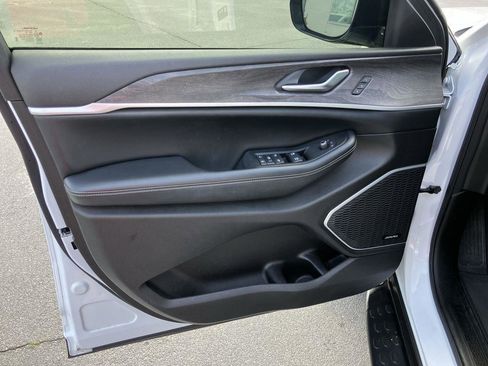 Used 2023 Jeep Grand Cherokee Limited w/ Black Appearance Package image 13