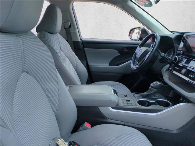 Used 2024 Toyota Highlander LE FWD image 19
