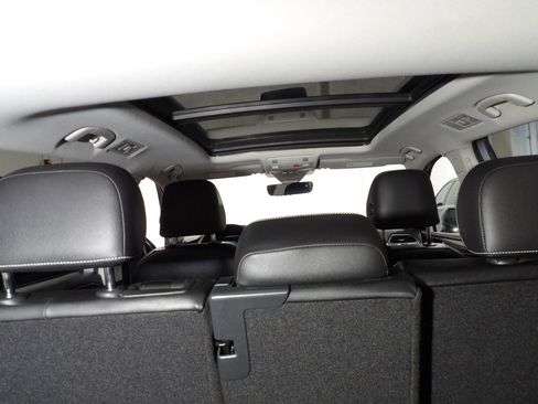 Used 2022 Volkswagen Tiguan SE w/ Panoramic Sunroof Package FWD image 8