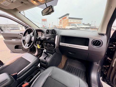 Used 2014 Jeep Compass Latitude AWD/4WD image 30
